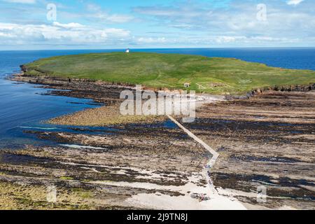 Vue aérienne du brough de Birsay sur le continent ouest d'Orkney, Écosse, Royaume-Uni. Banque D'Images