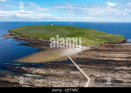 Vue aérienne du brough de Birsay sur le continent ouest d'Orkney, Écosse, Royaume-Uni. Banque D'Images