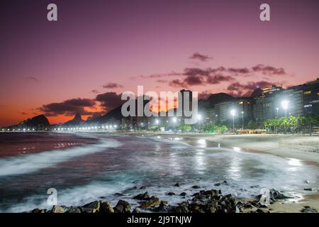 Coucher de soleil sur la plage de Leme à Copacabana à Rio de Janeiro, Brésil. Banque D'Images