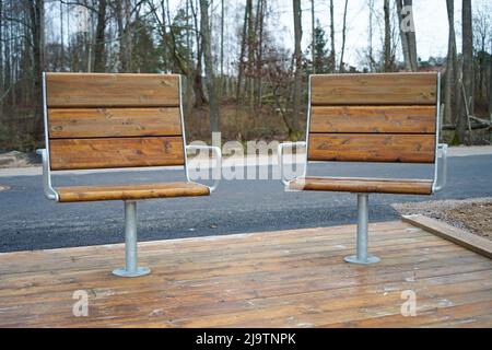 Métal avec une couverture en bois chaises modernes dans l'espace détente en face du lac Banque D'Images