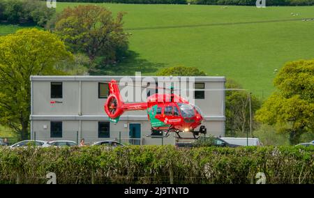 C'est l'ambulance aérienne du pays de Galles qui débarque à l'aéroport de Welshpool. Signe d'appel de G-WOBR. Banque D'Images