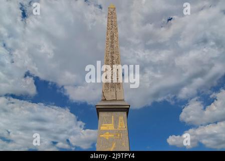 Le côté sud de l’Obélisque de Louxor et la plaque avec des diagrammes montrant comment l’Obélisque a été élevé dans la place. Banque D'Images