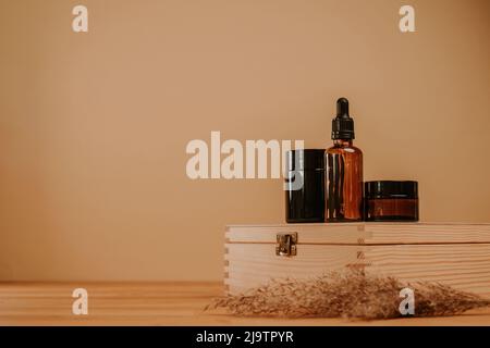 Cosmétiques sur scène en bois et fond beige brun naturel Banque D'Images