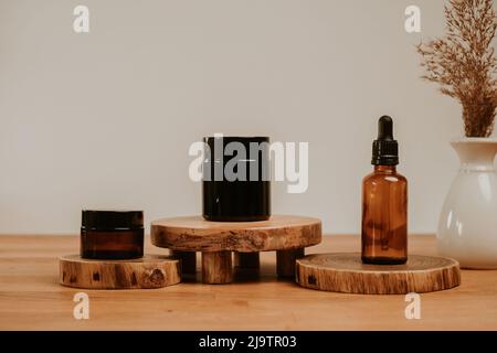 Ensemble de récipients pour cosmétiques sur un bureau en bois et un fond gris beige naturel Banque D'Images