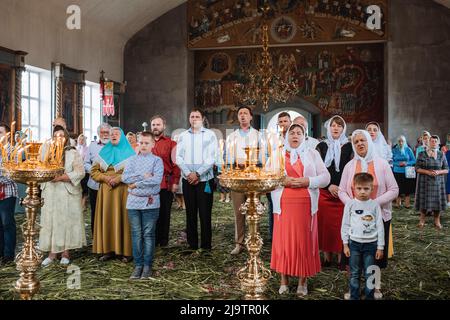 Les Lipovans célèbrent le dimanche de la Pentecôte dans l'église orthodoxe de l'est à Vylkove, Oblast d'Odesa, en Ukraine. Les Lipovans sont de vieux croyants. Environ 70 % de la population de Vylkove est constituée de Lipovans. Banque D'Images