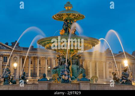 La Fontaine des fleurs la nuit devant l’Hôtel de la Marine. La fontaine des rivières est décorée sur des thèmes de navigation et de commerce. Banque D'Images