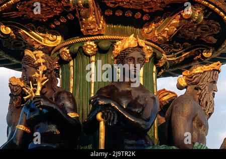 Trois statues de la fontaine des fleurs sur la place de la Concorde, ses images et sculptures illustrent des thèmes de navigation fluviale et maritime. Banque D'Images