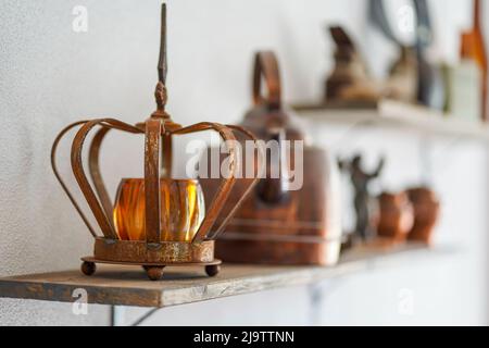 Vieille vieille bougie en cuivre rouillé sur la tablette en bois Banque D'Images