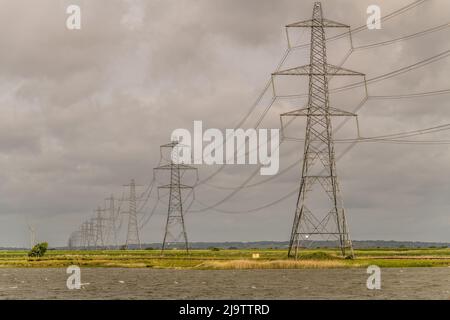 Electricity Pylons, Dungeness, Kent, Royaume-Uni. 25th mai 2022. Les lignes aériennes quittent les centrales Nucléaires A&B maintenant désaffectées de Dungeness pour Londres. Les ménages doivent payer des prix plus élevés pour l'électricité à Londres que l'Écosse à certains moments de la journée, dans le cadre de réformes de grande envergure visant à rendre le marché de l'énergie du Royaume-Uni plus vert. Crédit : Repans/Alamy Live News Banque D'Images