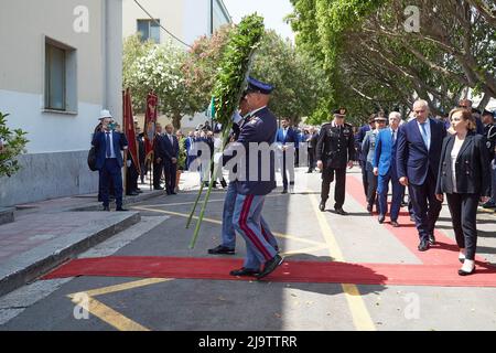 23 mai 2022, Palerme, Sicile, Italie: Il y a trente ans, la mafia sicilienne a tué le juge Giovanni Falcone avec une bombe à condensateur, sous l'autoroute qui reliait l'aéroport au centre de Palerme... magistrat anti-mafia Falcone, sa femme Francesca Morvillo, également magistrat, Et trois membres de son escorte de police, Rocco Di Cillo, Vito Schifani et Antonio Montinaro, ont été killed...Commemoration du massacre de condensateur dans le poste de police ''Pietro Lungaro'' de Palerme, Sicile ... LUCIANA LAMORGESE, Ministre de l'intérieur italien, LEOLUCA ORLANDO, maire de Palerme, Et LAMBERTO GIANNINI, CH Banque D'Images