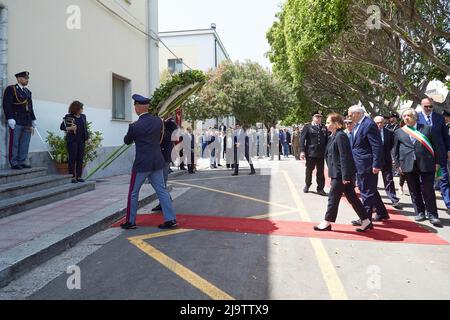 Palerme, Sicile, Italie. 23rd mai 2022. Il y a trente ans, la mafia sicilienne a tué le juge Giovanni Falcone avec une bombe à condensateur, sous l'autoroute qui reliait l'aéroport au centre de Palerme.anti-mafia poursuivant le magistrat Falcone, sa femme Francesca Morvillo, également magistrat, Et trois membres de son escorte de police, Rocco Di Cillo, Vito Schifani et Antonio Montinaro, ont été killed.Commemoration du massacre de condensateur dans le poste de police ''Pietro Lungaro'' de Palerme, Sicile.LUCIANA LAMORGESE, Ministre de l'intérieur italien, LEOLUCA ORLANDO, maire de Palerme, Et LAMBERTO GIANNINI, CH Banque D'Images