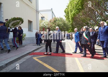 Palerme, Sicile, Italie. 23rd mai 2022. Il y a trente ans, la mafia sicilienne a tué le juge Giovanni Falcone avec une bombe à condensateur, sous l'autoroute qui reliait l'aéroport au centre de Palerme.anti-mafia poursuivant le magistrat Falcone, sa femme Francesca Morvillo, également magistrat, Et trois membres de son escorte de police, Rocco Di Cillo, Vito Schifani et Antonio Montinaro, ont été killed.Commemoration du massacre de condensateur dans le poste de police ''Pietro Lungaro'' de Palerme, Sicile.LUCIANA LAMORGESE, Ministre de l'intérieur italien, LEOLUCA ORLANDO, maire de Palerme, Et LAMBERTO GIANNINI, CH Banque D'Images