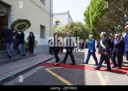 Palerme, Sicile, Italie. 23rd mai 2022. Il y a trente ans, la mafia sicilienne a tué le juge Giovanni Falcone avec une bombe à condensateur, sous l'autoroute qui reliait l'aéroport au centre de Palerme.anti-mafia poursuivant le magistrat Falcone, sa femme Francesca Morvillo, également magistrat, Et trois membres de son escorte de police, Rocco Di Cillo, Vito Schifani et Antonio Montinaro, ont été killed.Commemoration du massacre de condensateur dans le poste de police ''Pietro Lungaro'' de Palerme, Sicile.LUCIANA LAMORGESE, Ministre de l'intérieur italien, LEOLUCA ORLANDO, maire de Palerme, Et LAMBERTO GIANNINI, CH Banque D'Images