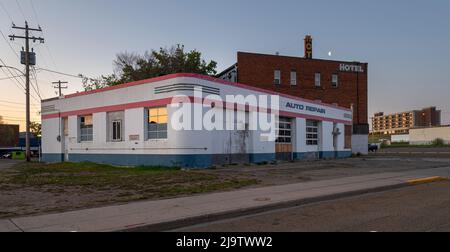 Vue extérieure d'un atelier de réparation automobile abandonné dans le centre-ville de Drumheller Banque D'Images