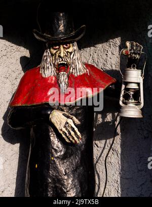 Vienne, Autriche - 16 août 2019 : sombre figure de taille humaine de la sinistre dans une maison fantôme du parc d'attractions Prater à Vienne, Autriche Banque D'Images