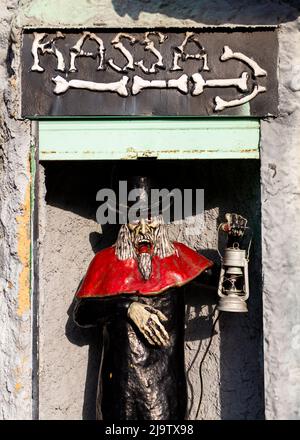 Vienne, Autriche - 16 août 2019 : sombre figure de taille humaine de la sinistre dans une maison fantôme du parc d'attractions Prater à Vienne, Autriche Banque D'Images