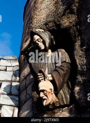 Vienne, Autriche - 16 août 2019 : sombre figure de taille humaine de la sinistre dans une maison fantôme du parc d'attractions Prater à Vienne, Autriche Banque D'Images