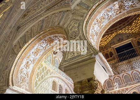 Royal Alcázar de Séville, un complexe palatial fortifié dans différentes étapes historiques. Banque D'Images