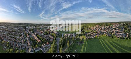 Vue aérienne grand angle sur l'hippodrome de Newbury à l'heure d'or Banque D'Images