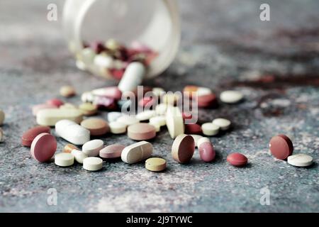 addiction de drogue concept avec des pilules et verre de vin sur la table Banque D'Images