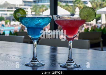 Cocktail rouge et bleu sur une table en bois dans un café, en vacances Banque D'Images