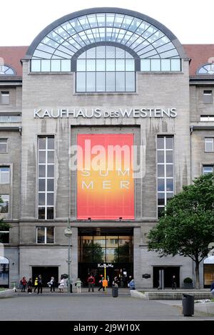 Berlin, Allemagne, 24 mai 2022, entrée et vue de face du Kaufhaus des Westens traditionnel, KaDeWe, à Tauentzientsrasse. Banque D'Images