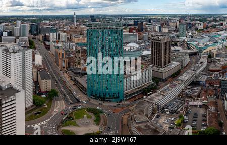 Vue aérienne du centre-ville de Birmingham avec le Radisson Blu Hotel Skyscraper, la gare de New Street et le centre commercial Bullring Banque D'Images