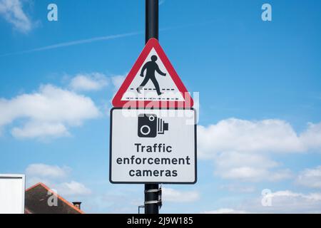 Panneau d'avertissement des caméras de surveillance de la circulation sur un lampadaire dans une zone résidentielle Banque D'Images