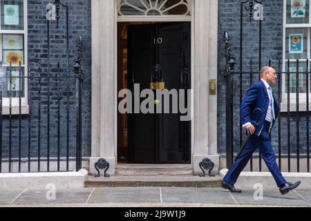 Londres, Angleterre, Royaume-Uni. 25th mai 2022. Le directeur de l'unité de la politique numéro 10, ANDREW GRIFFITH, quitte le 10, rue Downing. (Image de crédit : © Tayfun Salci/ZUMA Press Wire) Banque D'Images