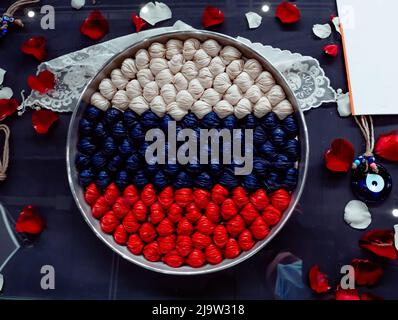 Baklava aux couleurs du drapeau national de la Fédération de Russie. Nourriture à la réception de l'ambassade. Une délicatesse orientale traditionnelle Banque D'Images