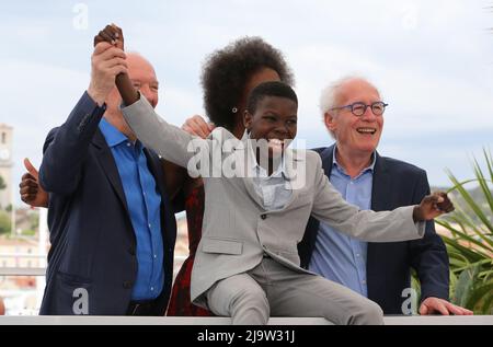 Cannes, France. 25th mai 2022. Directeur Luc Dardenne, Joely Mbundu, Pablo Schils et Directeur Jean-Pierre Dardenne à la séance photo de Tori et Lokita (Tori et Lokita) au Festival de Cannes 75th. Credit: Doreen Kennedy/Alamy Live News Banque D'Images