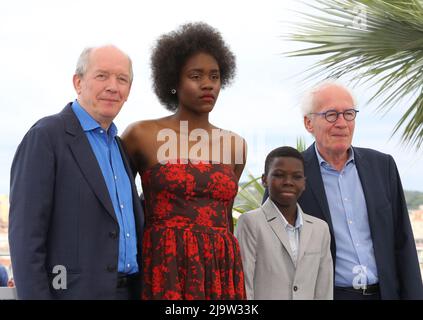 Cannes, France. 25th mai 2022. Directeur Luc Dardenne, Joely Mbundu, Pablo Schils et Directeur Jean-Pierre Dardenne à la séance photo de Tori et Lokita (Tori et Lokita) au Festival de Cannes 75th. Credit: Doreen Kennedy/Alamy Live News Banque D'Images