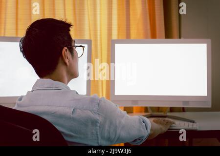 Homme d'affaires et lunettes travaillant avec des graphiques et des rapports de marché sur des écrans d'ordinateur. Banque D'Images