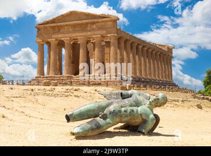 Agrigento (Sicilia, Italie) - la ville orange Agrigento, au bord de la mer, la Sicile, célèbre pour le site archéologique de Valle dei Templi des temples grecs Banque D'Images