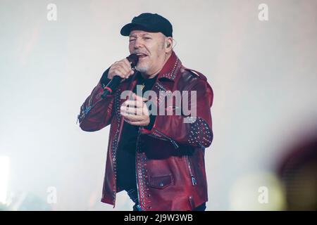 24 mai 2022, Milan, Milan, Italie: Vasco Rossi se produit à Ippodromo la Maura à Milan. (Credit image: © Pamela Rovaris/Pacific Press via ZUMA Press Wire) Banque D'Images