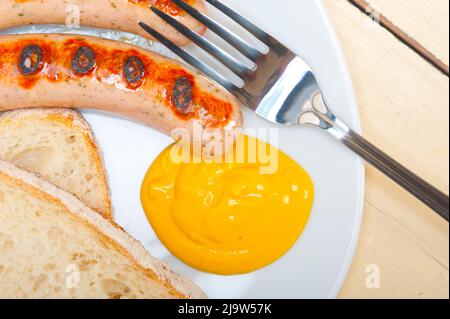 Wurstel allemand frais traditionnels saucisses grillé à la moutarde jaune Banque D'Images