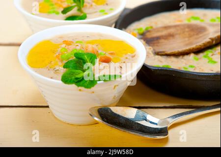 Petit pois chiche du Moyen-Orient et de l'orge soupe avec les feuilles de menthe sur le dessus Banque D'Images
