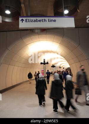 Londres, Royaume-Uni. 25th mai 2022. Les membres du public traversent la nouvelle ligne Elizabeth, nommée d'après sa Majesté la reine Elizabeth 11, à la gare de Tottenham court Road le mercredi 25 mai 2022. La ligne Elizabeth a ouvert hier s'étendant sur plus de 100 km de Reading à Heathrow à l'ouest et Abbey Wood à l'est. Elle devrait servir plus de 200 millions de personnes par an. Photo de Hugo Philpott/UPI crédit: UPI/Alay Live News Banque D'Images