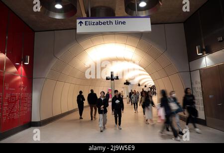 Londres, Royaume-Uni. 25th mai 2022. Les membres du public traversent la nouvelle ligne Elizabeth, nommée d'après sa Majesté la reine Elizabeth 11, à la gare de Tottenham court Road le mercredi 25 mai 2022. La ligne Elizabeth a ouvert hier s'étendant sur plus de 100 km de Reading à Heathrow à l'ouest et Abbey Wood à l'est. Elle devrait servir plus de 200 millions de personnes par an. Photo de Hugo Philpott/UPI crédit: UPI/Alay Live News Banque D'Images