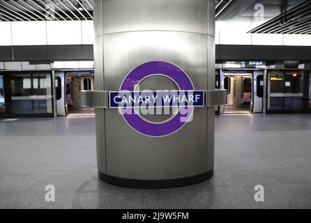 Londres, Royaume-Uni. 25th mai 2022. La station Canary Wharf sur la ligne Elizabeth porte le nom de sa Majesté la Reine Elizabeth 11 à la station Tottenham court Road le mercredi 25 mai 2022. La ligne Elizabeth a ouvert hier s'étendant sur plus de 100 km de Reading à Heathrow à l'ouest et Abbey Wood à l'est. Elle devrait servir plus de 200 millions de personnes par an. Photo de Hugo Philpott/UPI crédit: UPI/Alay Live News Banque D'Images