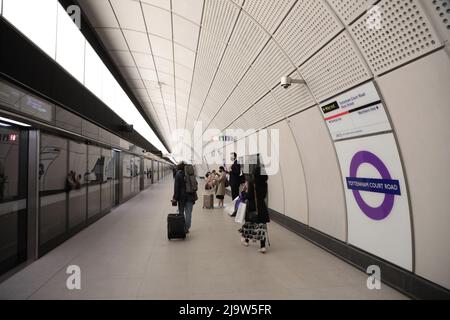 Londres, Royaume-Uni. 25th mai 2022. Les membres du public traversent la nouvelle ligne Elizabeth, nommée d'après sa Majesté la reine Elizabeth 11, à la gare de Tottenham court Road le mercredi 25 mai 2022. La ligne Elizabeth a ouvert hier s'étendant sur plus de 100 km de Reading à Heathrow à l'ouest et Abbey Wood à l'est. Elle devrait servir plus de 200 millions de personnes par an. Photo de Hugo Philpott/UPI crédit: UPI/Alay Live News Banque D'Images