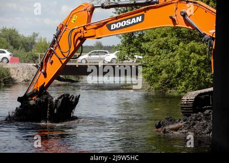 Kiev, Ukraine. 25th mai 2022. Région de Kiev, Ukraine - le 23 mai 2022 - une pelle hydraulique est vue dans le village de Stoyanka où les travaux continuent de restaurer le pont au-dessus de la rivière Irpin qui a été détruit le 25 février pour arrêter l'offensive de l'armée russe, village de Stoyanka, district de Bucha, région de Kiev, au centre-nord de l'Ukraine. Cette photo ne peut pas être distribuée en fédération de russie. Photo de Yevhen Lyubimov/Ukrinform/ABACAPRESS.COM crédit: Abaca Press/Alay Live News Banque D'Images