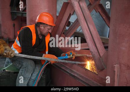 Kiev, Ukraine. 25th mai 2022. Région de Kiev, Ukraine - 23 mai 2022 - Un soudeur travaille à restaurer le pont au-dessus de la rivière Irpin qui a été détruit le 25 février pour arrêter l'offensive de l'armée russe, village de Stoyanka, district de Bucha, région de Kiev, centre-nord de l'Ukraine. Cette photo ne peut pas être distribuée en fédération de russie. Photo de Yevhen Lyubimov/Ukrinform/ABACAPRESS.COM crédit: Abaca Press/Alay Live News Banque D'Images