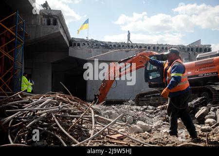 Kiev, Ukraine. 25th mai 2022. Région de Kiev, Ukraine - 23 mai 2022 - des travailleurs et du matériel spécialisé s'engagent à restaurer le pont au-dessus de la rivière Irpin qui a été détruit le 25 février pour arrêter l'offensive de l'armée russe, village de Stoyanka, district de Bucha, région de Kiev, centre-nord de l'Ukraine. Cette photo ne peut pas être distribuée en fédération de russie. Photo de Yevhen Lyubimov/Ukrinform/ABACAPRESS.COM crédit: Abaca Press/Alay Live News Banque D'Images