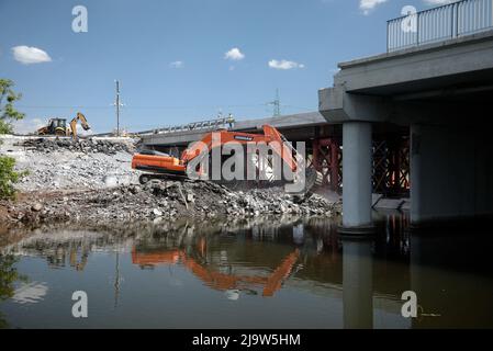 Kiev, Ukraine. 25th mai 2022. Région de Kiev, Ukraine - le 23 mai 2022 - une pelle hydraulique est vue dans le village de Stoyanka où les travaux continuent de restaurer le pont au-dessus de la rivière Irpin qui a été détruit le 25 février pour arrêter l'offensive de l'armée russe, village de Stoyanka, district de Bucha, région de Kiev, au centre-nord de l'Ukraine. Cette photo ne peut pas être distribuée en fédération de russie. Photo de Yevhen Lyubimov/Ukrinform/ABACAPRESS.COM crédit: Abaca Press/Alay Live News Banque D'Images