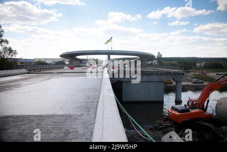 Kiev, Ukraine. 25th mai 2022. Région de Kiev, Ukraine - le 23 mai 2022 - des travaux se poursuivent dans le village de Stoyanka pour restaurer le pont au-dessus de la rivière Irpin qui a été détruit le 25 février pour arrêter l'offensive de l'armée russe, village de Stoyanka, district de Bucha, région de Kiev, centre-nord de l'Ukraine. Cette photo ne peut pas être distribuée en fédération de russie. Photo de Yevhen Lyubimov/Ukrinform/ABACAPRESS.COM crédit: Abaca Press/Alay Live News Banque D'Images