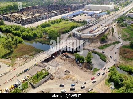 Kiev, Ukraine. 25th mai 2022. Région de Kiev, Ukraine - le 23 mai 2022 - des travaux se poursuivent dans le village de Stoyanka pour restaurer le pont au-dessus de la rivière Irpin qui a été détruit le 25 février pour arrêter l'offensive de l'armée russe, village de Stoyanka, district de Bucha, région de Kiev, centre-nord de l'Ukraine. Cette photo ne peut pas être distribuée en fédération de russie. Photo de Yevhen Lyubimov/Ukrinform/ABACAPRESS.COM crédit: Abaca Press/Alay Live News Banque D'Images