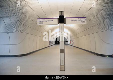 Londres, Royaume-Uni. 25th mai 2022. Une plate-forme sur la ligne Elizabeth nouvellement ouverte nommée d'après sa Majesté la reine Elizabeth 11 à la station Tottenham court Road le mercredi 25 mai 2022. La ligne Elizabeth a ouvert hier s'étendant sur plus de 100 km de Reading à Heathrow à l'ouest et Abbey Wood à l'est. Elle devrait servir plus de 200 millions de personnes par an. Photo de Hugo Philpott/UPI crédit: UPI/Alay Live News Banque D'Images