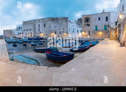 Monopoli - le port de la vieille ville au crépuscule. Banque D'Images