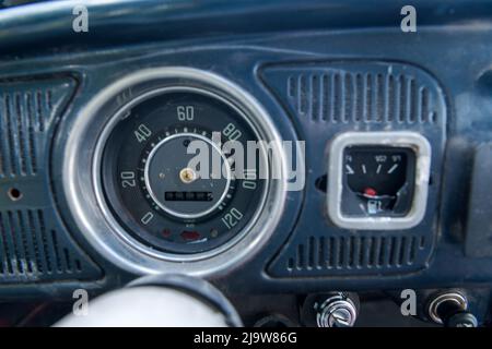 Détails de l'intérieur d'une vieille VW Beetle où vous pouvez voir le tableau de bord et le compteur kilométrique de la voiture Banque D'Images